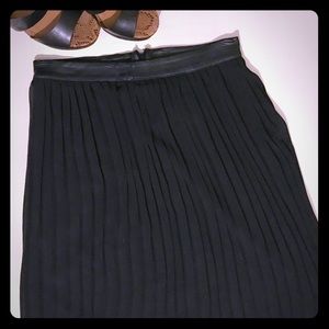 Mossimo  black pleated skirt sz 8